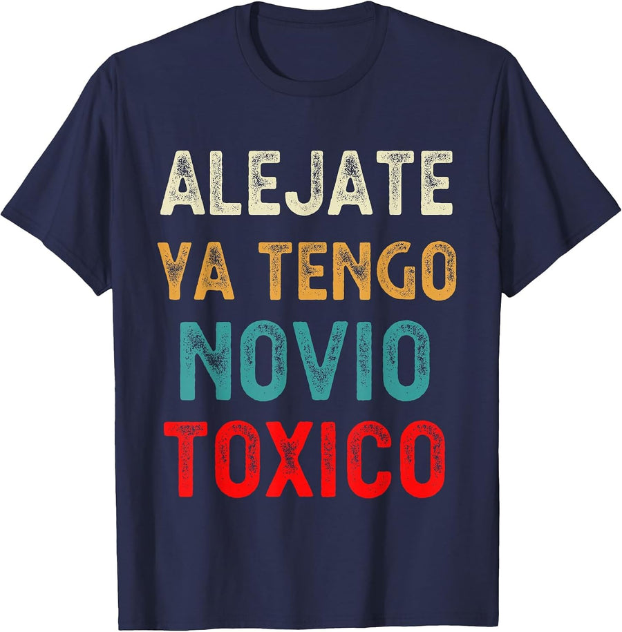 Aléjate Ya Tengo Novio Tóxico. Funny Spanish Quote T-Shirt - Navy Blue